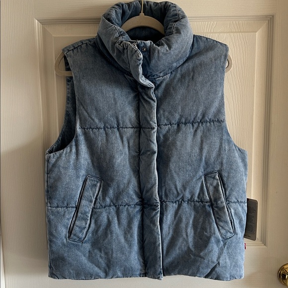 Levi’s Denim Women’s Med/Light Wash Zip Snap Puffer Vest Size Medium (8-10) NWT - Picture 7 of 16
